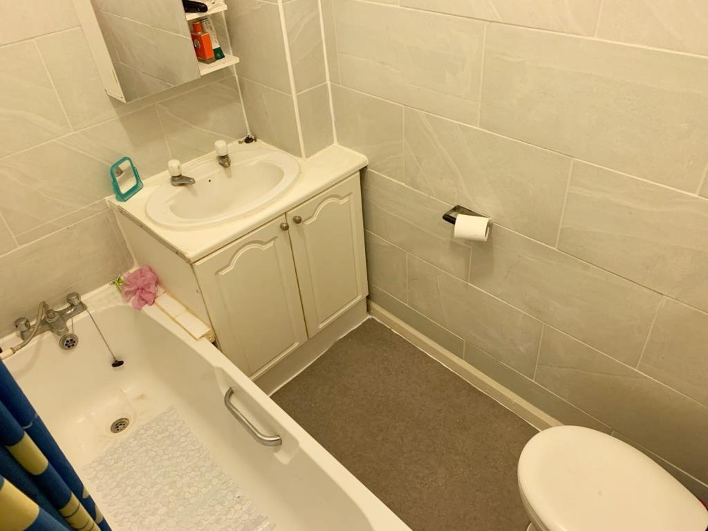 Lot: 23 - FREEHOLD BLOCK OF THREE FLATS FOR INVESTMENT - Bathroom with three piece suite